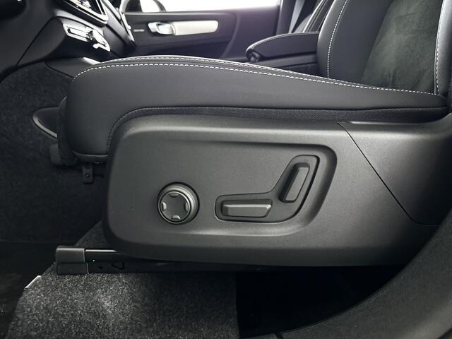 Volvo XC40 B4 Plus Dark | Panoramadak | 360° camera | Harman Kardon | Stoel- en stuurverwarming | Trekhaak