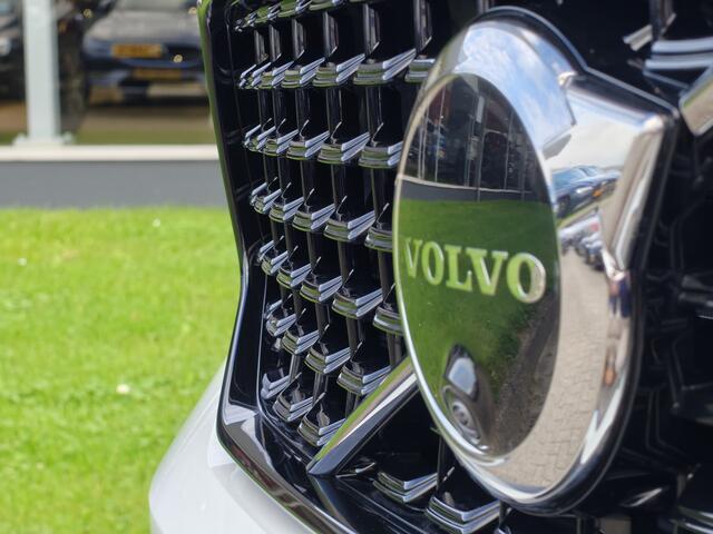 Volvo XC40 B4 211PK Plus Dark | BLIS | Trekhaak | 360 | H&K | Pano | Carplay | Elektr. Stoelen | ACC | Stoel/Stuur verwarming |
