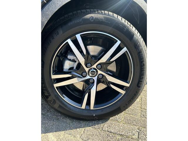 Volvo XC40 2.0 B4 Plus Dark Adaptieve cruise control / BLIS / Elektr. stoelverstelling / Stoel- en stuurverwarming / park assist V+A en camera achter / Trekhaak