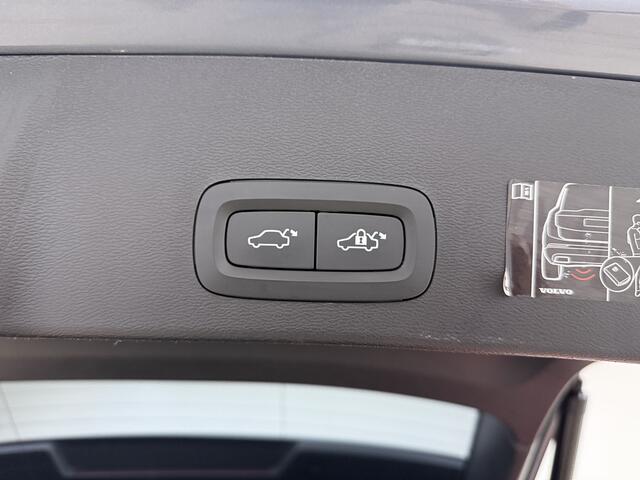 Volvo XC40 T5 262PK Recharge R-Design | Blis | Climate Control | Keyless | Trekhaak | Donker hemel |