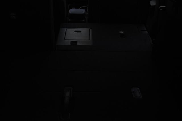 Volvo XC40 2.0 B3 Plus Black Edition Google Infotainment / Adaptieve cruise control / Elektrisch bedienbare voorstoelen met geheugen op de bestuurdersstoel / Stoelverwarming