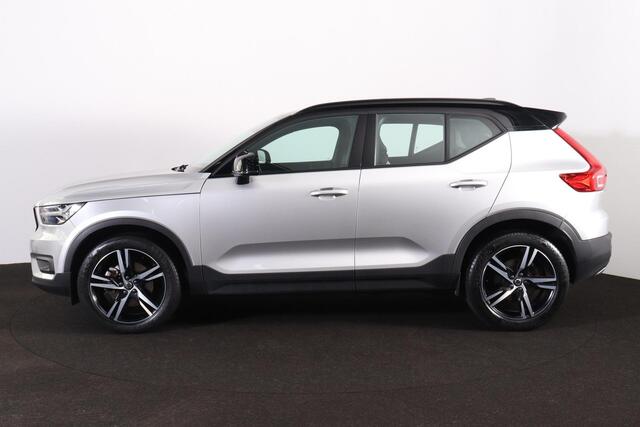 Volvo XC40 2.0 T4 R-Design - Panorama/schuifdak - IntelliSafe Surround - 360º Camera - Parkeersensoren voor & achter - Elektr. bedienb. voorstoelen met geheugen links - Cruise control - Inklapbare trekhaak - 19' LMV