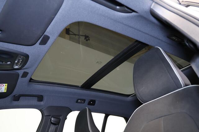 Volvo XC40 2.0 T4 R-Design - Panorama/schuifdak - IntelliSafe Surround - 360º Camera - Parkeersensoren voor & achter - Elektr. bedienb. voorstoelen met geheugen links - Cruise control - Inklapbare trekhaak - 19' LMV