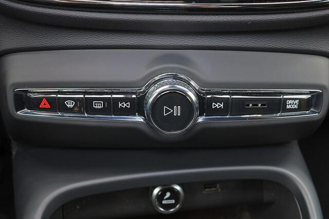 Volvo XC40 2.0 T4 R-Design - Panorama/schuifdak - IntelliSafe Surround - 360º Camera - Parkeersensoren voor & achter - Elektr. bedienb. voorstoelen met geheugen links - Cruise control - Inklapbare trekhaak - 19' LMV