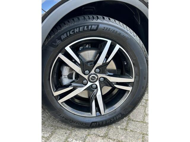 Volvo XC40 2.0 B4 Plus Dark 360 camera / Harman Kardon/ 2 elektrische stoelen / intellisafe / climate line/ leer/ trekhaak / all season banden