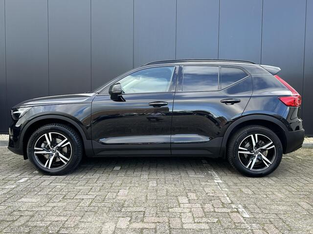 Volvo XC40 2.0 B4 Plus Dark 360 camera / Harman Kardon/ 2 elektrische stoelen / intellisafe / climate line/ leer/ trekhaak / all season banden