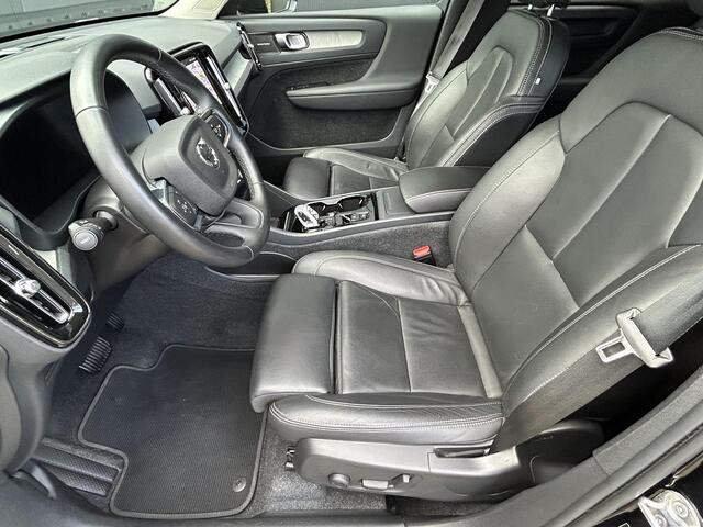 Volvo XC40 2.0 B4 Plus Dark 360 camera / Harman Kardon/ 2 elektrische stoelen / intellisafe / climate line/ leer/ trekhaak / all season banden