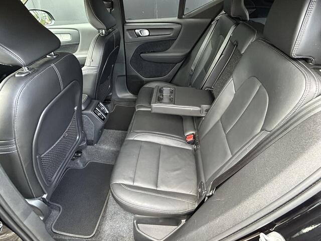 Volvo XC40 2.0 B4 Plus Dark 360 camera / Harman Kardon/ 2 elektrische stoelen / intellisafe / climate line/ leer/ trekhaak / all season banden