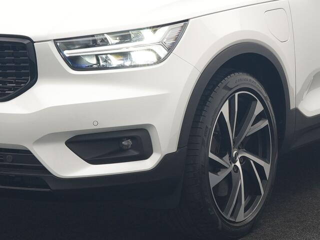 Volvo XC40 T5 Recharge R-Design PHEV 262pk | Panodak | Adaptive Cruise | Camera | Alcantara Sportstoelen Memory & Verwarmd | Stuur Verwarmd | Keyless | BLIS | Apple Carplay | Navigatie | DAB | 20"L.M | Plug in Hybrid |