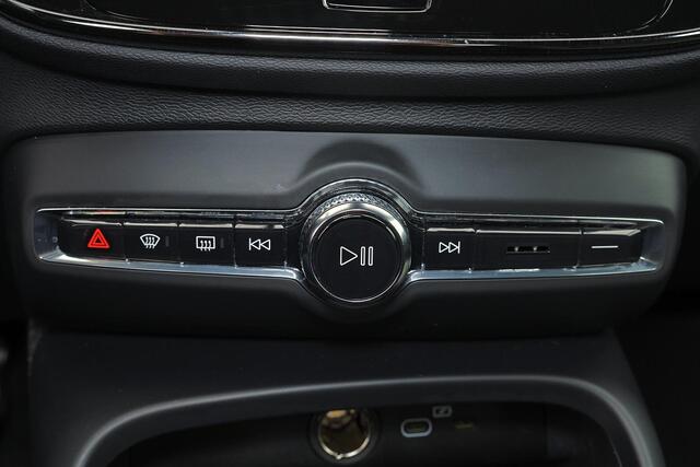 Volvo XC40 B4 Plus Dark - IntelliSafe Assist & Surround - Harman/Kardon audio - Parkeercamera achter - Verwarmde voorstoelen & stuur - Parkeersensoren voor & achter - Elektr. bedienb. voorstoelen met geheugen links - Draadloze tel. lader - Inklapbare trekhaak - 19' LMV – foto 8