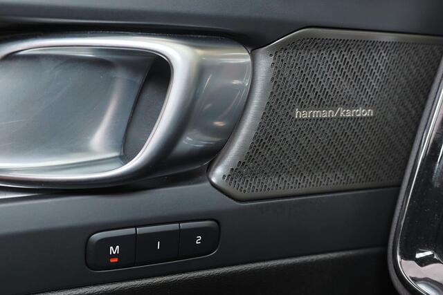 Volvo XC40 B4 Plus Dark - IntelliSafe Assist & Surround - Harman/Kardon audio - Parkeercamera achter - Verwarmde voorstoelen & stuur - Parkeersensoren voor & achter - Elektr. bedienb. voorstoelen met geheugen links - Draadloze tel. lader - Inklapbare trekhaak - 19' LMV – foto 10