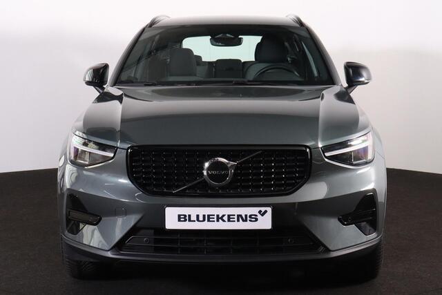 Volvo XC40 B4 Plus Dark - IntelliSafe Assist & Surround - Verwarmde voorstoelen & stuur - Parkeersensoren voor & achter - Elektr. bedienb. voorstoelen met geheugen links - Draadloze tel. lader - Inklapbare trekhaak - 19'' LMV – foto 2