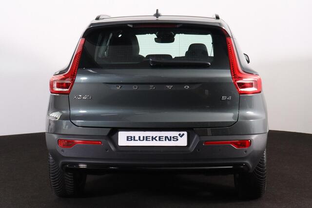 Volvo XC40 B4 Plus Dark - IntelliSafe Assist & Surround - Verwarmde voorstoelen & stuur - Parkeersensoren voor & achter - Elektr. bedienb. voorstoelen met geheugen links - Draadloze tel. lader - Inklapbare trekhaak - 19'' LMV – foto 4