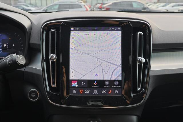 Volvo XC40 B4 Plus Dark - IntelliSafe Assist & Surround - Verwarmde voorstoelen & stuur - Parkeersensoren voor & achter - Elektr. bedienb. voorstoelen met geheugen links - Draadloze tel. lader - Inklapbare trekhaak - 19'' LMV – foto 7