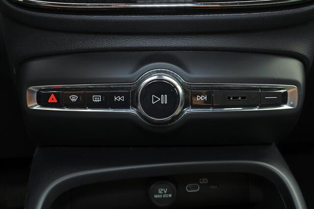 Volvo XC40 B4 Plus Dark - IntelliSafe Assist & Surround - Verwarmde voorstoelen & stuur - Parkeersensoren voor & achter - Elektr. bedienb. voorstoelen met geheugen links - Draadloze tel. lader - Inklapbare trekhaak - 19'' LMV – foto 9