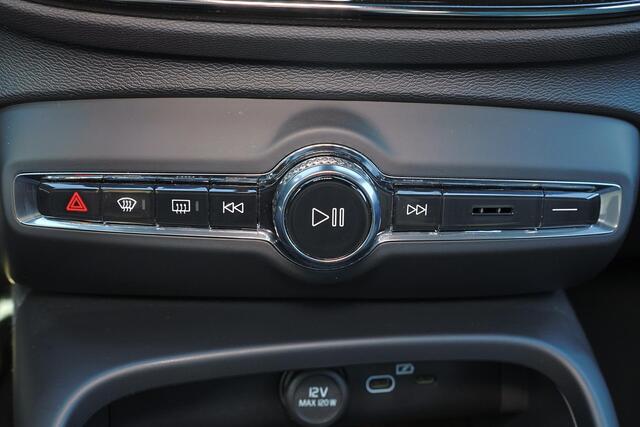 Volvo XC40 B4 Plus Dark - IntelliSafe Assist & Surround - Harman/Kardon audio - Parkeercamera achter - Verwarmde voorstoelen & stuur - Parkeersensoren voor & achter - Elektr. bedienb. voorstoelen met geheugen links - Draadloze tel. lader - Extra getint glas - Inklapbare trekhaak - 18' LMV – foto 6