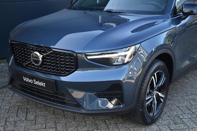 Volvo XC40 B4 Plus Dark | Trekhaak | Verwarmbare voorstoelen, voorruit en stuurwiel | Premium audio by Harman Kardon | Adaptieve cruise control | Keyless | BLIS | Elektrische kofferklep | Google Navigatie | All Season banden | Elektrisch verstelbare voorstoel met memory | – foto 2