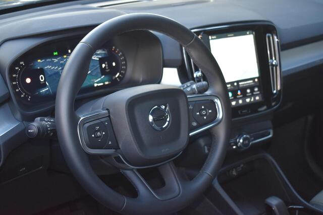 Volvo XC40 B4 Plus Dark | Trekhaak | Verwarmbare voorstoelen, voorruit en stuurwiel | Premium audio by Harman Kardon | Adaptieve cruise control | Keyless | BLIS | Elektrische kofferklep | Google Navigatie | All Season banden | Elektrisch verstelbare voorstoel met memory | – foto 4