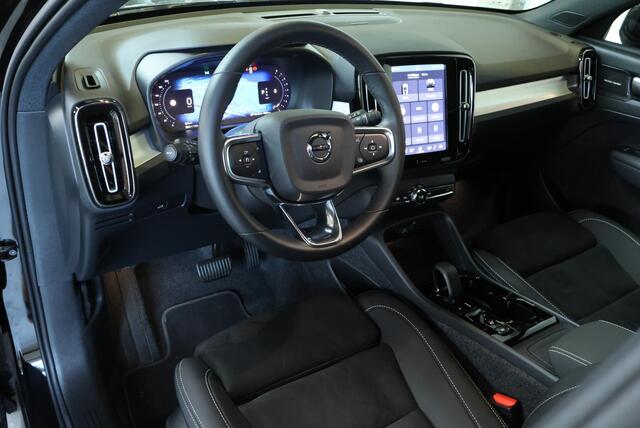 Volvo XC40 B4 Plus Black Edition | Panoramadak | | Semi-Electrische wegklapbare Trekhaak | Verwarmbare voorstoelen en stuurwiel | Premium audio by Harman Kardon | Apple carplay/Android auto | Keyless Entree | Google Infotainment – foto 2