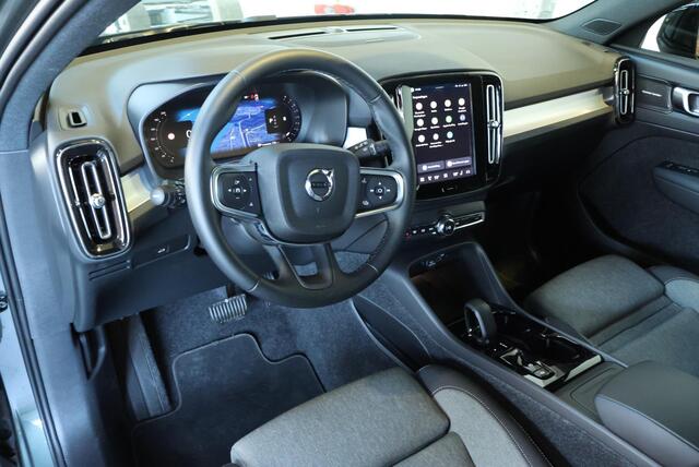 Volvo XC40 B4 Plus Dark |Semi-Electrische Wegklapbare Trekhaak | Verwarmbare voorstoelen | achterbank en voorruit | Adaptieve cruise control | Premium audio by Harman Kardon | Apple carplay/Android auto | Privacy Glass – foto 2