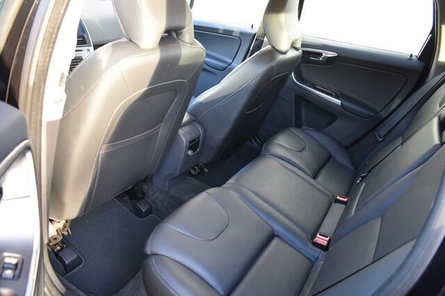 Volvo XC60 D4 191pk Automaat Summum | Trekhaak | Sensoren achter&camera | Stoelverwarming |