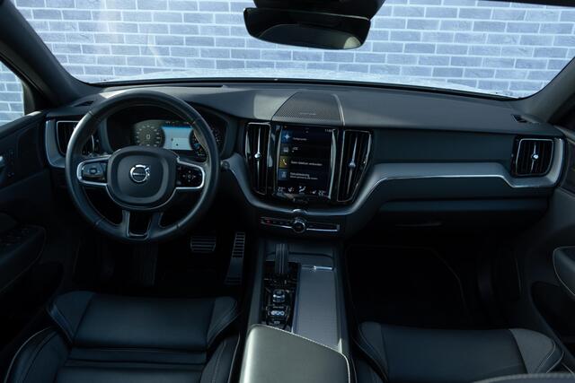 Volvo XC60 Recharge T6 AWD R-Design | Navi | Head-Up Display | Schuif-/Kanteldak | Keyless | 360 Camera | Adaptieve Cruise | Getint Glas | BLIS | Harman Kardon Audio | Stuur-/Stoelverwarming Voor + Achter | Standkachel | 22" LM