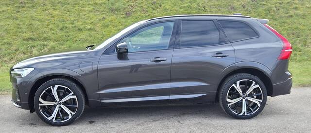 Volvo XC60 2.0 T6 Plug-in hybrid AWD R-Design 21 Inch Licht metaal - 360 Camera - Harman Kardon Sound