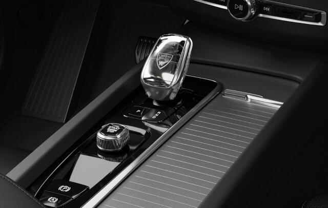 Volvo XC60 T6 350PK Plug-in hybrid AWD Plus Dark / Navigatie / Leder / 360 Camera / Panorama dak / Harman Kardon / Luchtvering / 21'' LM Velgen /