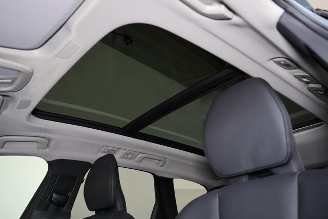 Volvo XC60 T8 Recharge AWD Ultimate Dark - LONG RANGE - Panorama/schuifdak - IntelliSafe Assist & Surround - 360º Camera - Verwarmde voorstoelen, stuur & achterbank - Parkeersensoren voor & achter - Elektr. bedienb. voorstoelen met geheugen - Draadloze tel. lader - 