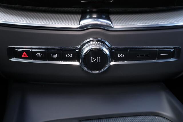 Volvo XC60 T8 Recharge AWD Ultimate Dark - LONG RANGE - Panorama/schuifdak - IntelliSafe Assist & Surround - 360º Camera - Verwarmde voorstoelen, stuur & achterbank - Parkeersensoren voor & achter - Elektr. bedienb. voorstoelen met geheugen - Draadloze tel. lader - 