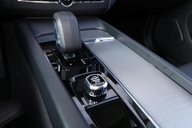 Volvo XC60 T8 Recharge AWD Ultimate Dark - LONG RANGE - Panorama/schuifdak - IntelliSafe Assist & Surround - 360º Camera - Verwarmde voorstoelen, stuur & achterbank - Parkeersensoren voor & achter - Elektr. bedienb. voorstoelen met geheugen - Draadloze tel. lader - 