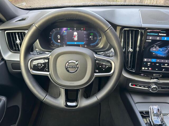 Volvo XC60 2.0 T6 Plug-in hybrid AWD Plus Dark l Panorama l Harman Cardon l 360 Camera l Stoelverwarming achter