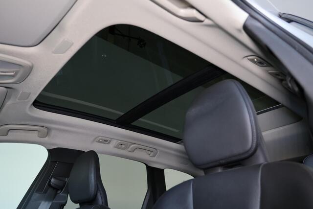 Volvo XC60 T6 Recharge AWD Plus Dark - LONG RANGE - Panorama/schuifdak - IntelliSafe Assist & Surround - Harman/Kardon audio - Adaptieve LED koplampen - Parkeercamera achter - Verwarmde voorstoelen, stuur & achterbank - Parkeersensoren voor & achter - Elektr. bedien