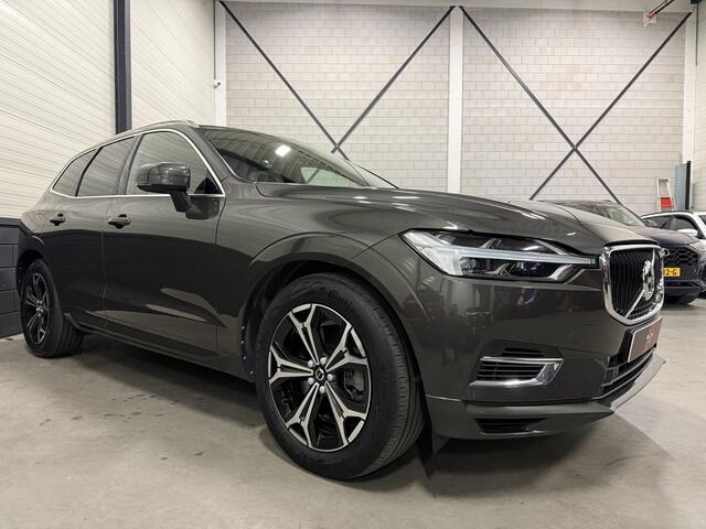 Volvo XC60 T8 Twin Engine AWD 407PK PINE GREY/PANO/LUCHTVERING/ACC/PILOT-ASSIST/VIRTUAL/ZWART LEER/CAMERA/DAB/CARPLAY/PRIVACY/19"/VOLLEDIG VOLVO DEALER OH HISTORIE, NET OH BEURT GEHAD, UNIEKE KLEUR!!!!