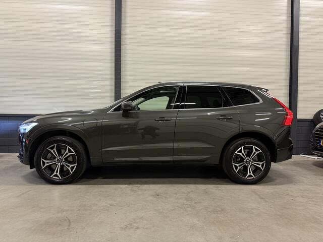 Volvo XC60 T8 Twin Engine AWD 407PK PINE GREY/PANO/LUCHTVERING/ACC/PILOT-ASSIST/VIRTUAL/ZWART LEER/CAMERA/DAB/CARPLAY/PRIVACY/19"/VOLLEDIG VOLVO DEALER OH HISTORIE, NET OH BEURT GEHAD, UNIEKE KLEUR!!!!
