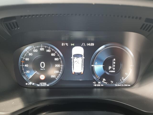 Volvo XC60 2.0 T8 Twin Engine AWD Momentum PANO / TREKHAAK / DODE HOEK /