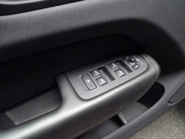 Volvo XC60 2.0 T8 Twin Engine AWD Momentum Pro, NL-Auto Pano, Navi, Carplay, Etc.