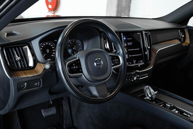 Volvo XC60 B5 Automaat Business Pro | 360° parkeercamera | Adaptive cruise control | BLIS | Stoelverwarming | Stuurwielverwarming | Navigatie | Maroon lederen bekleding | Comfortstoelen |