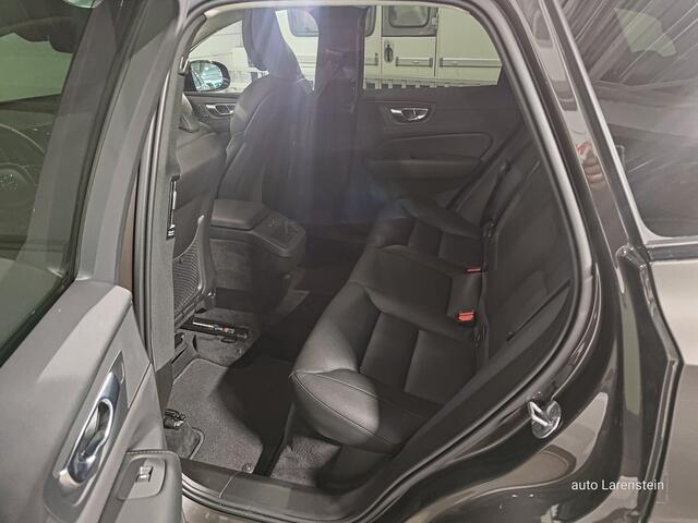 Volvo XC60 B4 211pk Plus Dark Aut.8 Panoramadak / Leer / Carplay / Memory stoelen / Adapt. C.C Afn.trekhaak incl.13 polige aansluiting + witte kentekenplaat bij aflevering heeft een actie-meerprijs van ¤ 795,-
