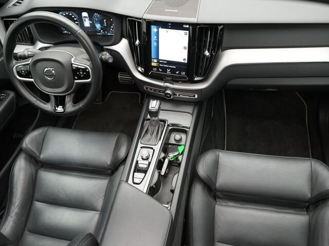 Volvo XC60 2.0 T6 R-Design AWD | Panodak | Trekhaak af Fabriek | Adaptive Cruise |Sportstoelen Memory | L.M. 19" | Harman/Kardon | 360 Camera | Carplay | DAB | Stoel & Stuurverwarming |