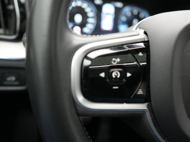 Volvo XC60 2.0 T6 R-Design AWD | Panodak | Trekhaak af Fabriek | Adaptive Cruise |Sportstoelen Memory | L.M. 19" | Harman/Kardon | 360 Camera | Carplay | DAB | Stoel & Stuurverwarming |