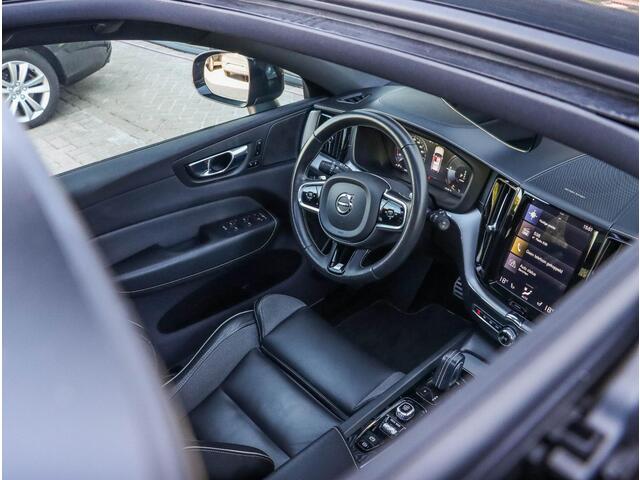 Volvo XC60 2.0 T8 AWD R-Design | Panodak | 21 inch | Luchtvering | HUD | 38.000km!