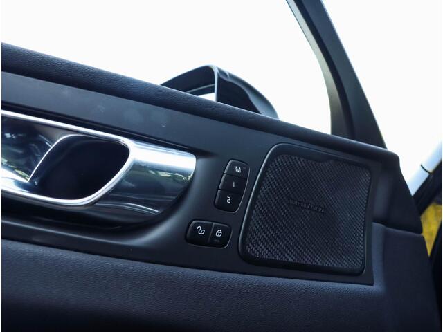 Volvo XC60 2.0 T8 AWD R-Design | Panodak | 21 inch | Luchtvering | HUD | 38.000km!