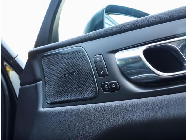 Volvo XC60 2.0 T8 AWD R-Design | Panodak | 21 inch | Luchtvering | HUD | 38.000km!