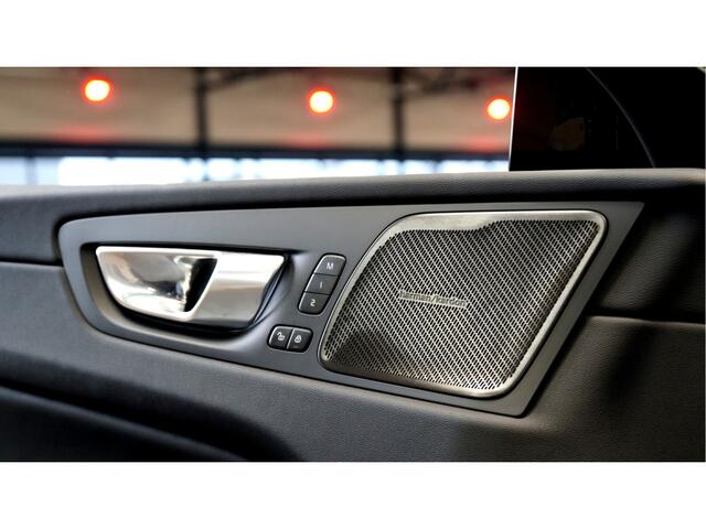 Volvo XC60 2.0 Recharge AWD 293kW/399pk Aut8 Plus Black Edition LUCHTVERING + PANORAMADAK + PILOT ASSIST + BLIS + HARMAN/KARDON + PILOT ASSIST + STOELVERWARMING&-VENTILATIE + STUURVERWARMING + PRIVACY GLASS + 360 CAMERA + 18" WINTERSET + 21" LM-VELGEN!!