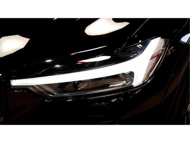 Volvo XC60 2.0 Recharge AWD 293kW/399pk Aut8 Plus Black Edition LUCHTVERING + PANORAMADAK + PILOT ASSIST + BLIS + HARMAN/KARDON + PILOT ASSIST + STOELVERWARMING&-VENTILATIE + STUURVERWARMING + PRIVACY GLASS + 360 CAMERA + 18" WINTERSET + 21" LM-VELGEN!!