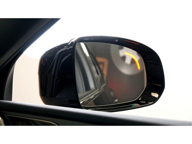 Volvo XC60 2.0 Recharge AWD 293kW/399pk Aut8 Plus Black Edition LUCHTVERING + PANORAMADAK + PILOT ASSIST + BLIS + HARMAN/KARDON + PILOT ASSIST + STOELVERWARMING&-VENTILATIE + STUURVERWARMING + PRIVACY GLASS + 360 CAMERA + 18" WINTERSET + 21" LM-VELGEN!!
