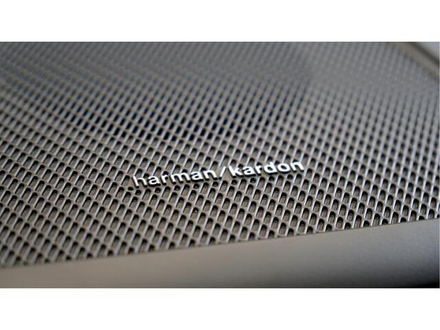 Volvo XC60 2.0 Recharge AWD 293kW/399pk Aut8 Plus Black Edition LUCHTVERING + PANORAMADAK + PILOT ASSIST + BLIS + HARMAN/KARDON + PILOT ASSIST + STOELVERWARMING&-VENTILATIE + STUURVERWARMING + PRIVACY GLASS + 360 CAMERA + 18" WINTERSET + 21" LM-VELGEN!!