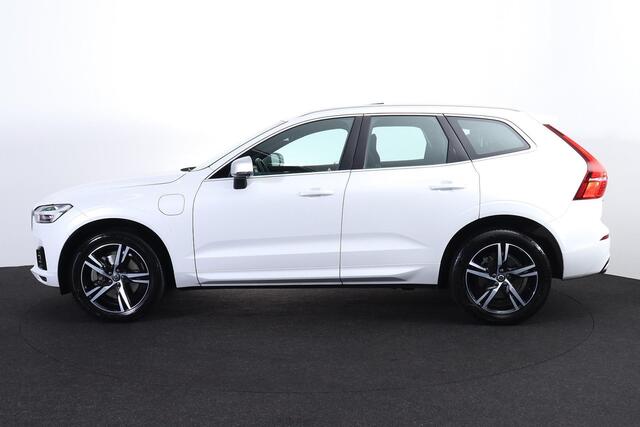 Volvo XC60 T8 Recharge AWD R-Design - Panoramisch schuif-/kanteldak - Sensus navigatie - Parkeersensoren v/a - Parkeercamera achter - Parkeersensoren v/a - Apple Carplay & Android Auto