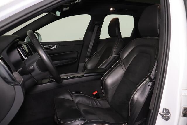 Volvo XC60 T8 Recharge AWD R-Design - Panoramisch schuif-/kanteldak - Sensus navigatie - Parkeersensoren v/a - Parkeercamera achter - Parkeersensoren v/a - Apple Carplay & Android Auto